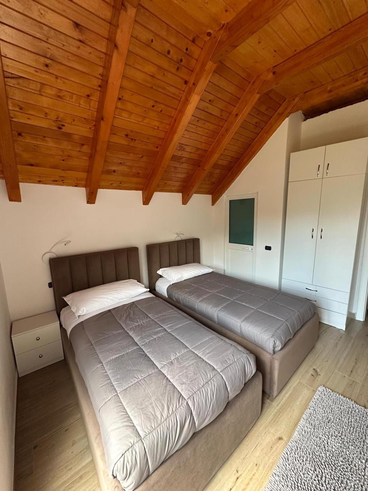 Bed & Breakfast Bujtina Okoli *